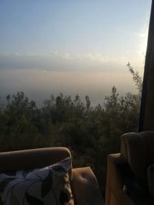 Zimmer mit Sofa und Blick auf den Himmel in der Unterkunft Bursa dağevi in Gürsu