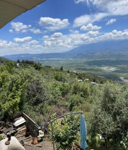 vistas a una colina con sombrilla azul en Bursa dağevi, en Gürsu