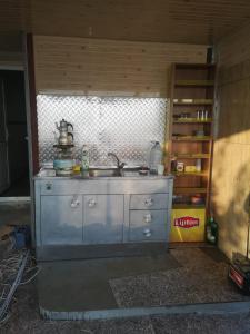 eine kleine Küche mit einem Waschbecken und einem Regal in der Unterkunft Bursa dağevi in Gürsu
