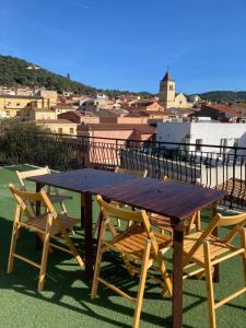 a wooden picnic table and two chairs on a roof at Teulada centro in Teulada