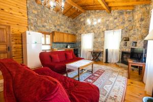 un soggiorno con divano rosso e frigorifero di Sakin Vadi Villas a Marmaris