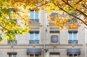 un edificio con il logo x di Agate Hôtel a Parigi