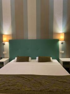 Postel nebo postele na pokoji v ubytování Ouril Pontao Hotel