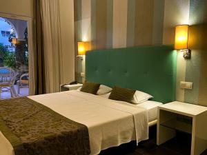 Postel nebo postele na pokoji v ubytování Ouril Pontao Hotel
