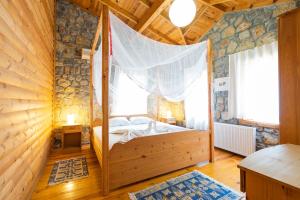 Schlafzimmer mit einem Bett mit Moskitonetz in der Unterkunft Sakin Vadi Villas in Marmaris
