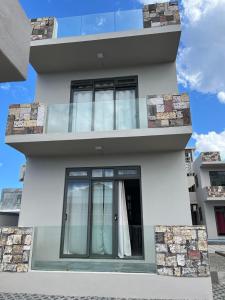 um edifício branco com janelas em cima em John House studio No 6 em Flic-en-Flac