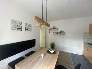 - un salon avec une table en bois dans l'établissement Dangaster Nest, Ap Maje, FeWo Vermittlung Nordsee, à Dangast