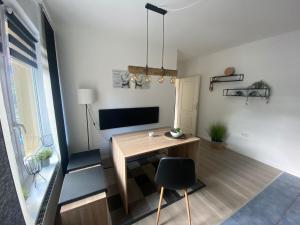 Cette petite chambre comprend une table en bois et une chaise. dans l'établissement Dangaster Nest, Ap Maje, FeWo Vermittlung Nordsee, à Dangast