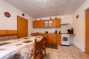 Kuchyň nebo kuchyňský kout v ubytování Vakantiehuis Cerny Dul 38