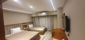 Tempat tidur dalam kamar di Garden City Plaza Hotel