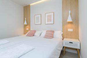 Posteľ alebo postele v izbe v ubytovaní WintowinRentals Exclusivo ático cerca de la playa.