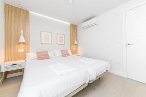 Posteľ alebo postele v izbe v ubytovaní WintowinRentals Exclusivo ático cerca de la playa.