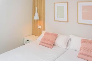 Posteľ alebo postele v izbe v ubytovaní WintowinRentals Exclusivo ático cerca de la playa.