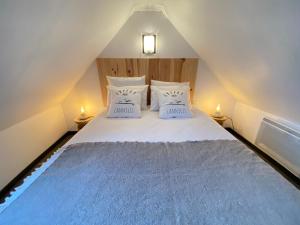 Tempat tidur dalam kamar di Gîte Orloucie au coeur des Abers proche de tout