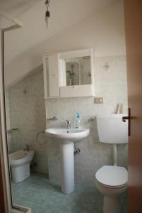 Ванна кімната в Acqualadroni Affitti