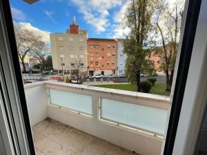 una finestra con vista su una strada e sugli edifici di ASF Home a Lisbona