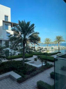 フジャイラにあるResort Address Beach Fujairah,3BRoom Resort Address Beach Fujairah,3BRoomのビーチの景色を望むバルコニーが備わる客室です。