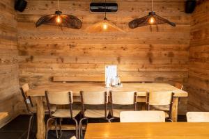 Restoran või mõni muu söögikoht majutusasutuses Hotel Les Lutins