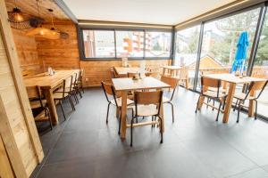 Restoran või mõni muu söögikoht majutusasutuses Hotel Les Lutins