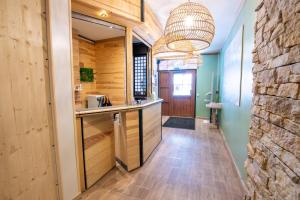 Köök või kööginurk majutusasutuses Hotel Les Lutins