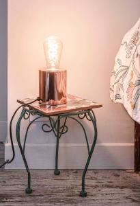 einen Tisch mit einer Lampe darüber in der Unterkunft Résidence Aristide Briand - Appartements en Centre Ville in Vichy