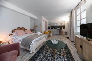 Télévision ou salle de divertissement dans l'établissement Résidence Aristide Briand - Appartements en Centre Ville