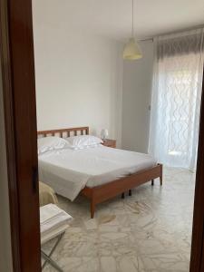 Un dormitorio con una cama grande y una ventana en Tizi Apartments, en Maiori