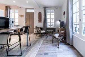 Télévision ou salle de divertissement dans l'établissement Résidence Aristide Briand - Appartements en Centre Ville