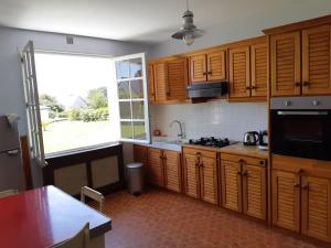 Kuchyňa alebo kuchynka v ubytovaní Maison bord de mer