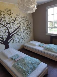 プルゲルノーにあるMaison bord de merのベッド2台が備わる、木の壁画の客室です。