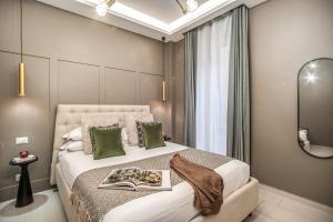 ローマにあるBorgognona Roomsのベッドルーム1室(大型ベッド1台、緑の枕付)