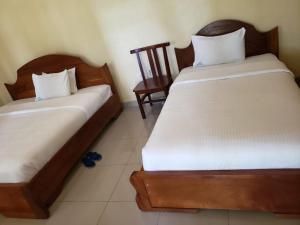 2 Betten nebeneinander in einem Zimmer in der Unterkunft EAR KEN BARHAM GUESTHOUSE in Rwumba