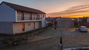 Východ nebo západ slunce při pohledu z bed and breakfast nebo okolí