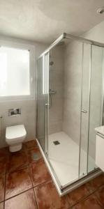 een badkamer met een douche en een toilet bij Sunset Los Lances - Tarifa in Tarifa