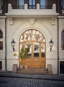 uma entrada para um edifício com uma porta de madeira em Hotel 1904 em Ålesund