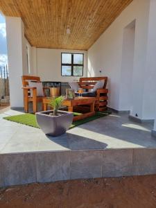 une terrasse avec un banc, une table et des chaises dans l'établissement Casa-Pel Guest Wing, à Palatswe