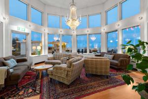 a large living room with chairs and a chandelier at Best Western Hotell Lerdalshoejden in Rättvik