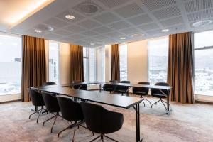 une salle de réunion avec une grande table et des chaises dans l'établissement Scandic Ørnen, à Bergen