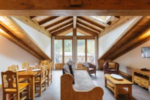 a dining room with a table and chairs at Vallorcine Mont Blanc Spa in Vallorcine