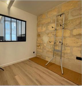 Cette chambre dispose d'une douche et d'un mur en pierre. dans l'établissement le loft bleu - un atelier-cocon élégant & central, à Bordeaux