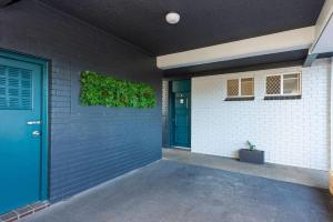 une porte d'entrée d'une maison avec une porte bleue dans l'établissement Comfort Inn All Seasons, à Ballina