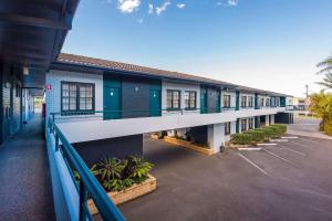 a view of a building with a parking lot at Comfort Inn All Seasons in Ballina