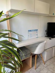 Un escritorio y una silla en una cocina con una planta en 2 ambientes cerca de la playa, en el centro en Mar del Plata