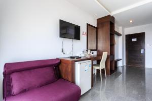 TV a/nebo společenská místnost v ubytování 77 Bangla Hotel - SHA Certified