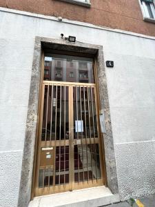 een deur met een metalen poort aan de zijkant van een gebouw bij Kibilù - Via Braga - Stazione Centrale in Milaan