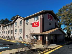 een hotelgebouw met een bord erop bij Econo Lodge Spring Lake near Fort Bragg in Spring Lake