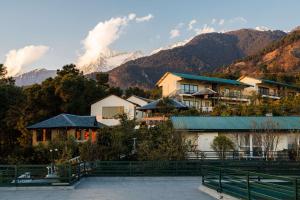 Rakkh Resort, a member of Radisson Individuals Retreats tesisinde veya buraya yakın yüzme havuzu