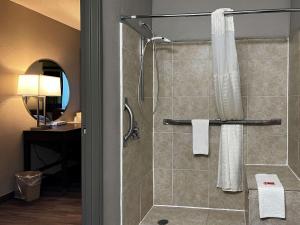 een badkamer met een douche met een glazen deur bij Econo Lodge Spring Lake near Fort Bragg in Spring Lake +13 foto's