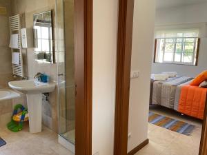 ein Badezimmer mit Waschbecken und Dusche neben einem Bett in der Unterkunft CRALS - Casa da Guilheta in Esposende + 66 Fotos