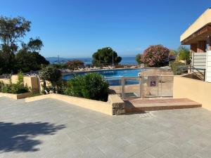 Piscina en o cerca de F2 vue mer dans résidence avec piscine